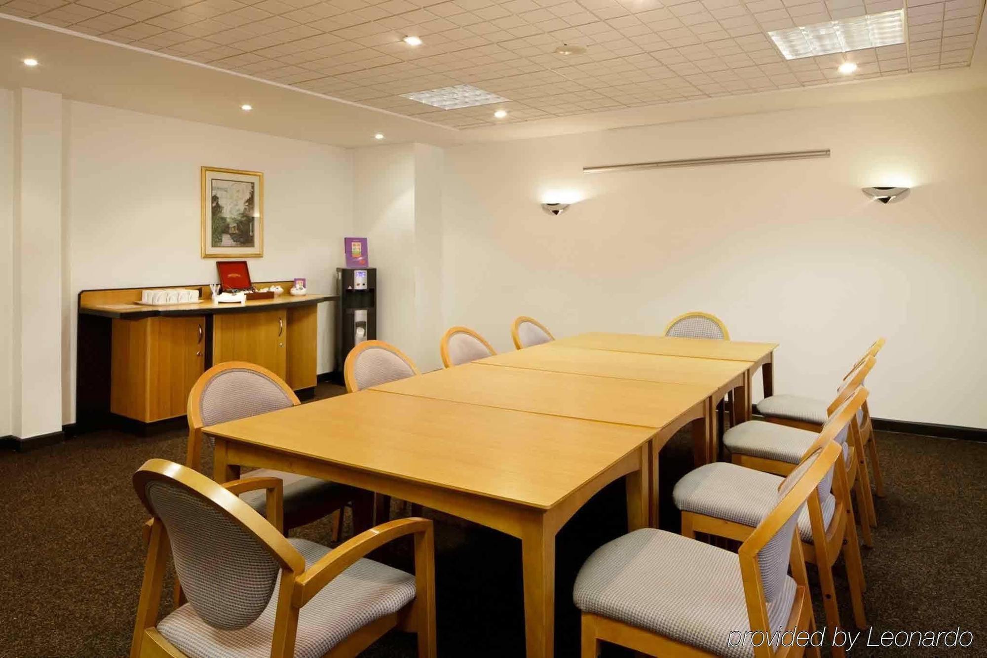 Ibis Lincoln Hotel 2*